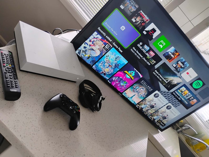 Xbox One S Digital 1TB + Controller + Konka 40" Tv + headphones Carousel 2