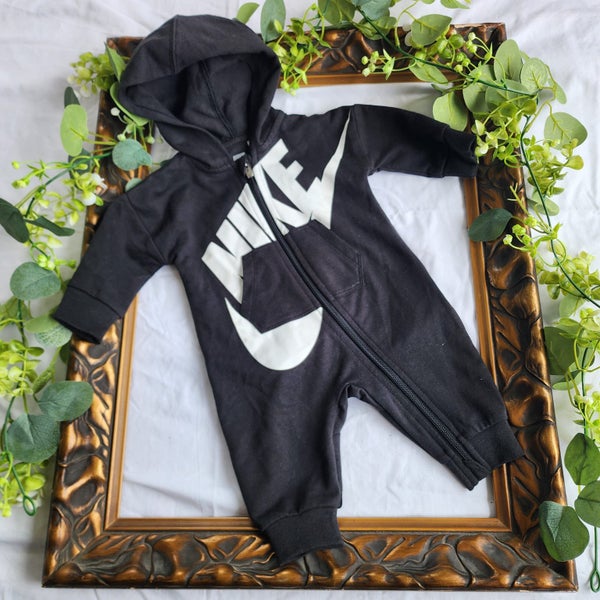 Kids....NIKE brand SZ 3 months Carousel 1