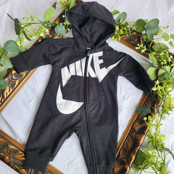 Kids....NIKE brand SZ 3 months Carousel 2
