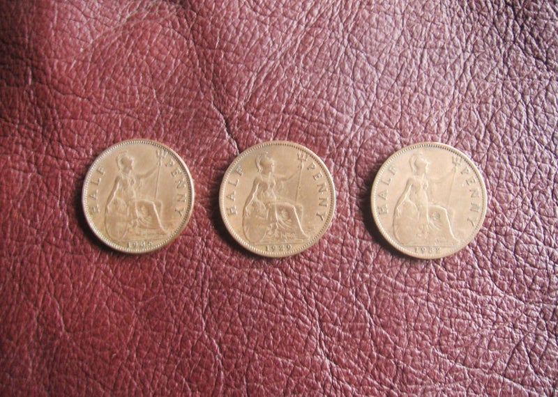 JEWELLERS ESTATE MUSEUM THREE KING GEORGE V HALF PENNIES IN FAIR CONDITION Carousel 2