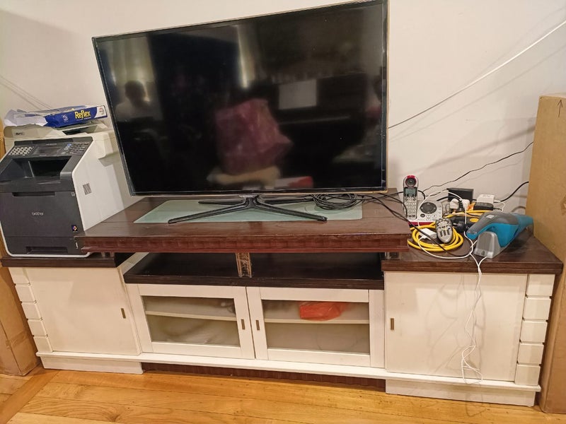 White TV cabinet Carousel 1