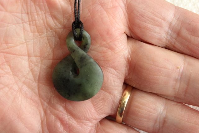 BEAUTIFUL SMALL TWIST TOTOWEKA POUNAMU / Jade Twist Small #119 Carousel 2