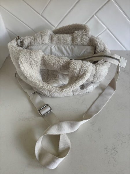 Lululemon Quilted Grid Crossbody Bag 5L cream Fleece Carousel 3