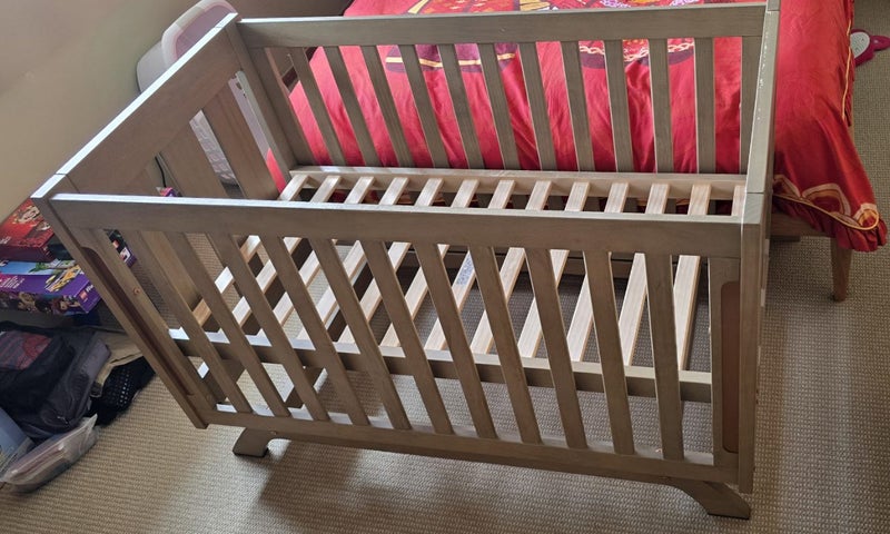 Grotime Retro Cot and Sleepyhead Junior Mattress Adjustable to Bassinet Carousel 1