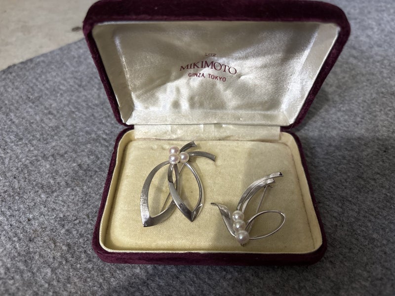 Vintage mikimoto Stirling silver pearl brooches Carousel 1