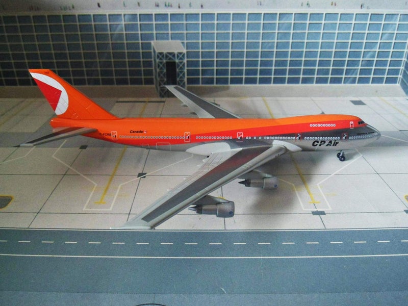 Scale 1/400 Dragon Wings - Boeing B747-200 CP Air Carousel 2