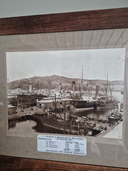 Beautiful historic photos of shipping at Wellington wharves in 1919 Carousel 2