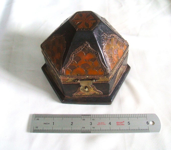 JEWELLERS MUSEUM RARE VICTORIAN KAURI AMBER/GUM CHINESE MINERS BUDDHA TEMPLE Carousel 17