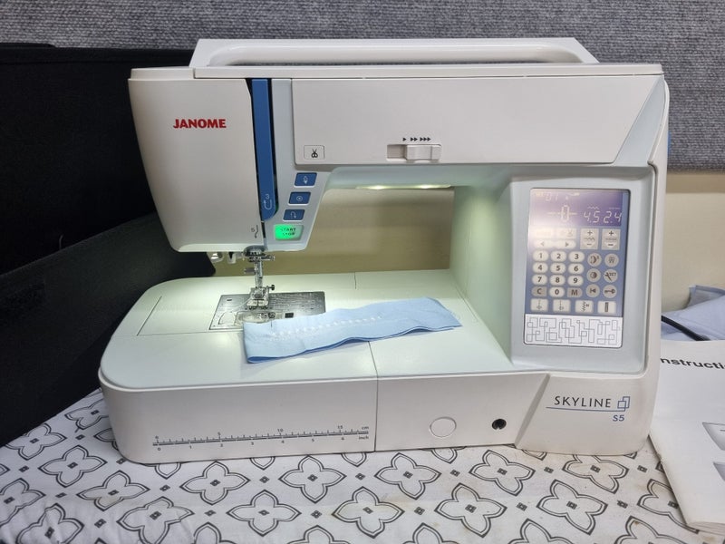 Janome Skyline S5 Carousel 1