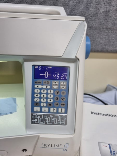 Janome Skyline S5 Carousel 5