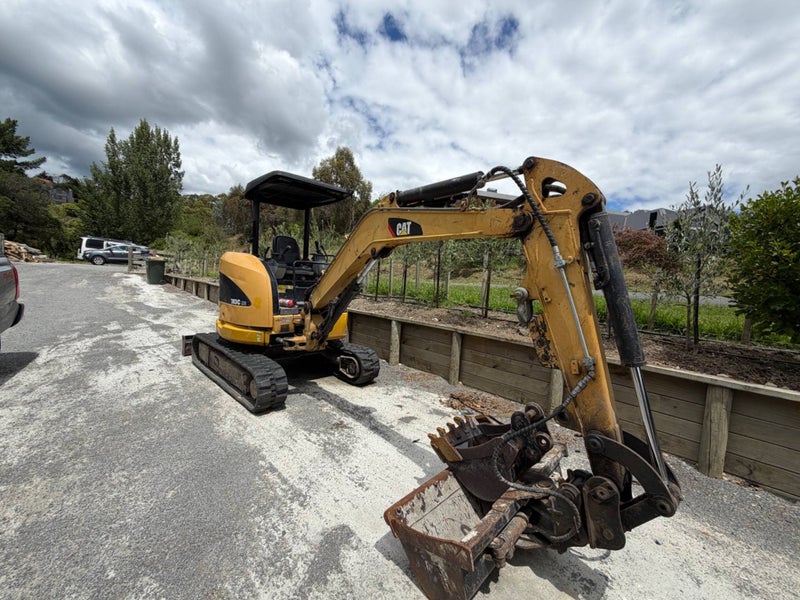 CAT 303/cr c/w tilt, and dig bucket Carousel 1