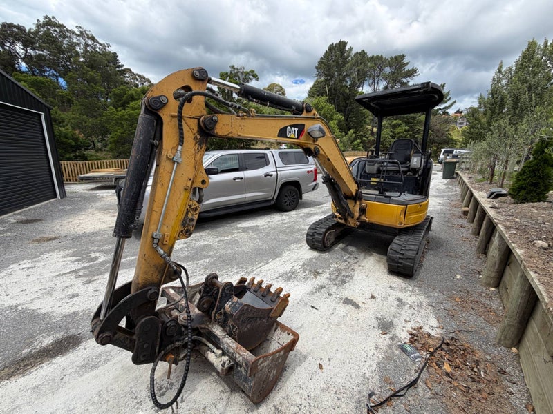 CAT 303/cr c/w tilt, and dig bucket Carousel 2