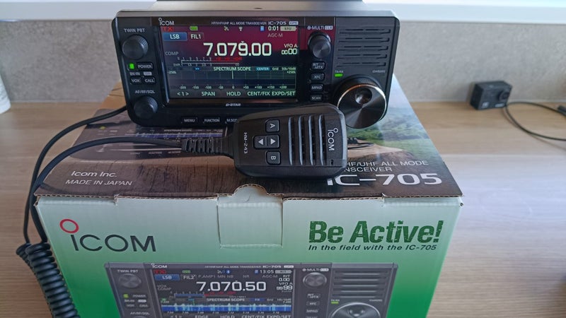 Icom IC-705 !!! Basically New w/ Bag !!! Carousel 1