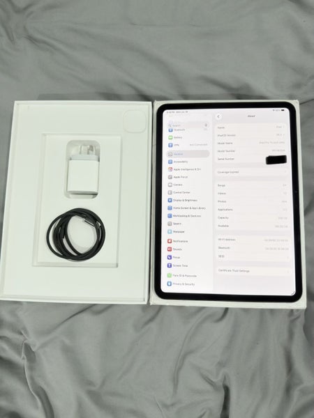 Apple iPad Pro 11" (M4) 256GB Wi-Fi - Mint Carousel 1