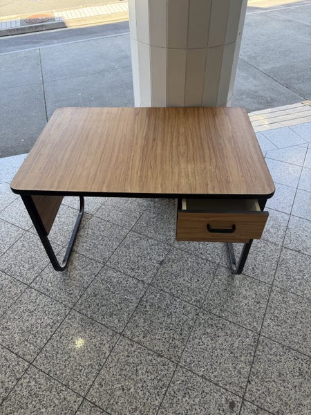 Desk 1.050x730 h 700 chair spot 600 Carousel 2