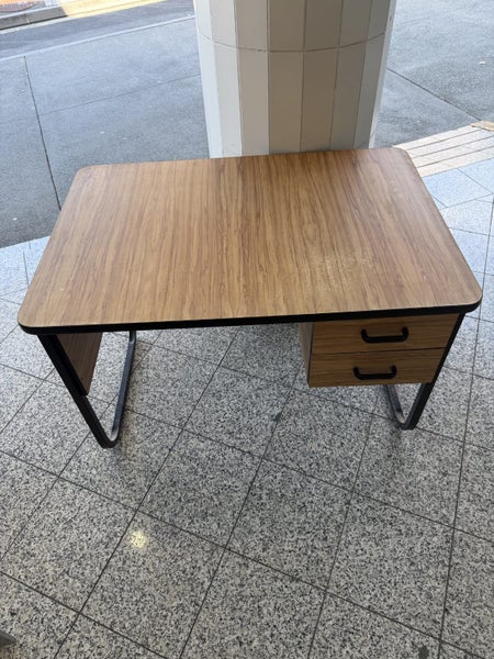 Desk 1.050x730 h 700 chair spot 600 Carousel 1