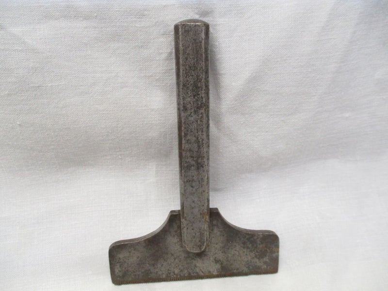 * PP 0666 - Vin­tage Leather Work­ing Tools - Heavy Duty Steel Punch Carousel 1