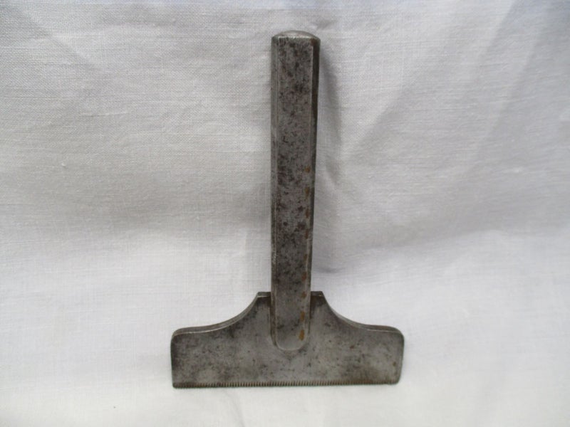 * PP 0666 - Vin­tage Leather Work­ing Tools - Heavy Duty Steel Punch Carousel 2