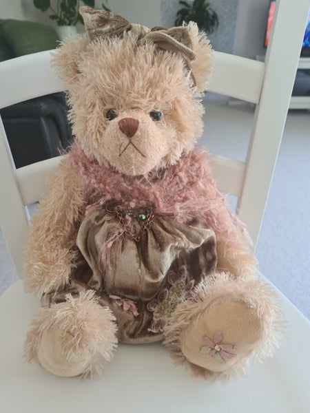 Settler bear Carousel 1