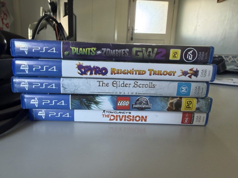 PS4, 2 controllers , charging port and 5 games Carousel 3