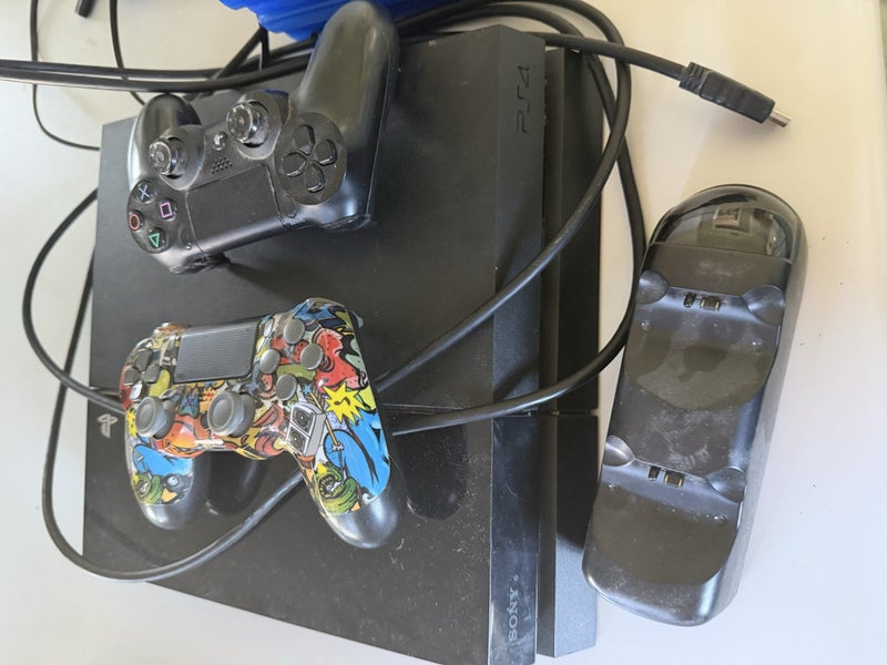 PS4, 2 controllers , charging port and 5 games Carousel 2