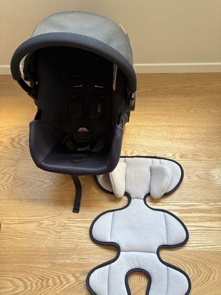 Edwards & Co Car Seat Capsule, Base & Newborn Insert Carousel 1