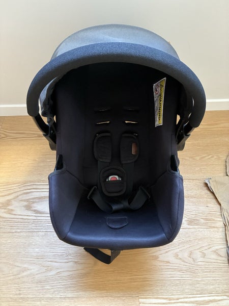 Edwards & Co Car Seat Capsule, Base & Newborn Insert Carousel 2