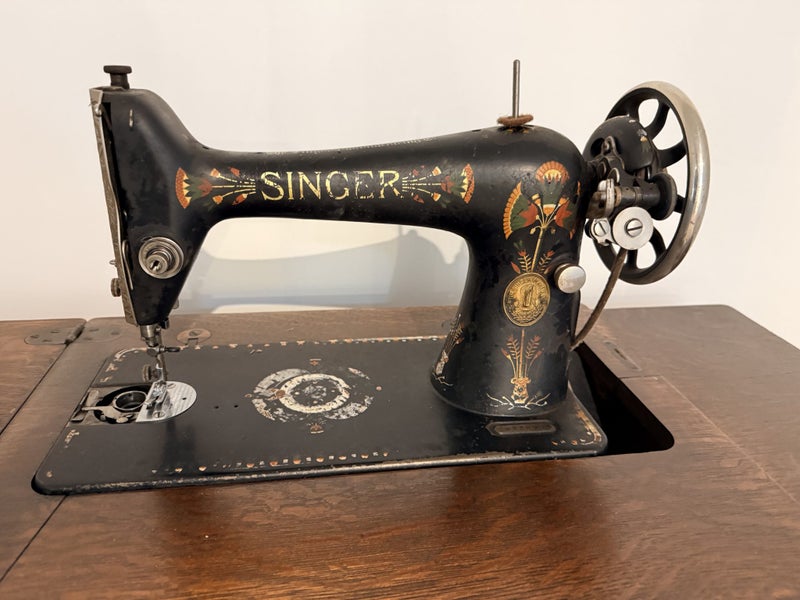 Singer treadle sewing machine Carousel 1