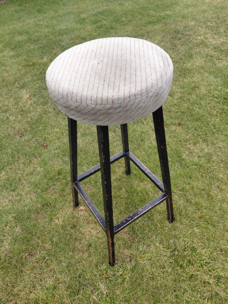 Bar Leaner and 4 Bar Stools Carousel 2