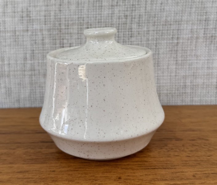 CrownLynn Sugar bowl Carousel 2