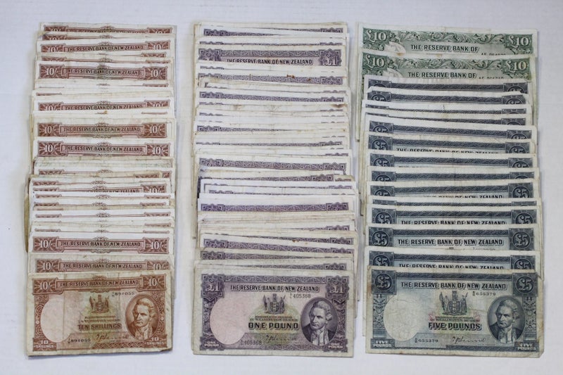 HOARD OF 136 x OLD NZ PRE-DECIMAL BANKNOTES - $1 RESERVE! Carousel 1