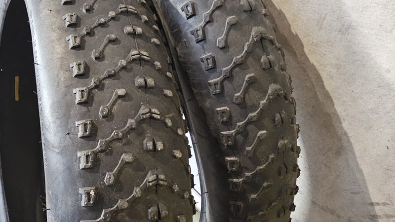 2 x 26x4" kenda tyre Carousel 1