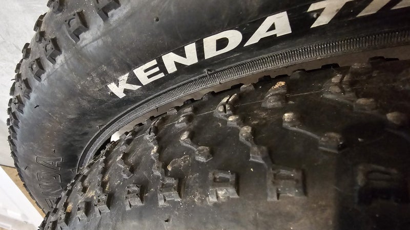 2 x 26x4" kenda tyre Carousel 2