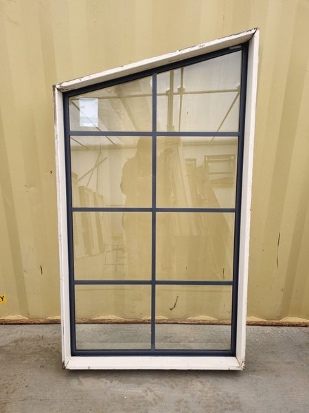 Raked Window 830 W x 1240 / 1460 H [#4712 SF] Carousel 2