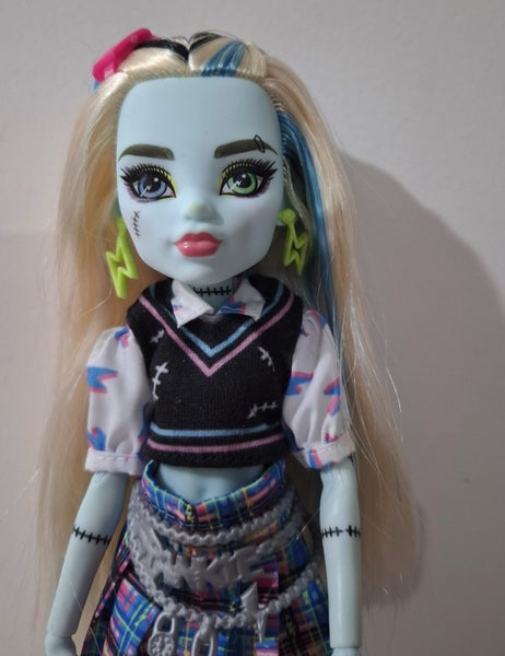 Mattel Monster High Doll Frankie Stein with Accessories and Pet Carousel 2
