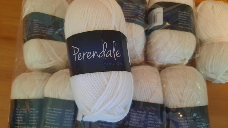 Knitting yarn - 100% wool - 10 x 50g balls - white - Perendale -DK Carousel 1