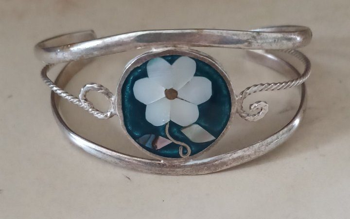 VINTAGE ALPACA MEXICAN SILVER PLATED MOTHER OF PEARL FLOWER INLAY BRACELET Carousel 1