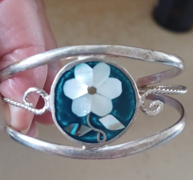 VINTAGE ALPACA MEXICAN SILVER PLATED MOTHER OF PEARL FLOWER INLAY BRACELET Carousel 2