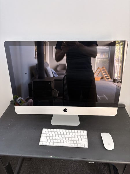 iMac 27 inch, Mid 2010. 3.2GHz Intel Core i3. 8GB RAM 1TB SSD Carousel 1