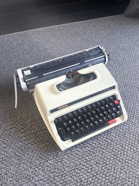 Typewriter - brother deluxe 1613 Carousel 1
