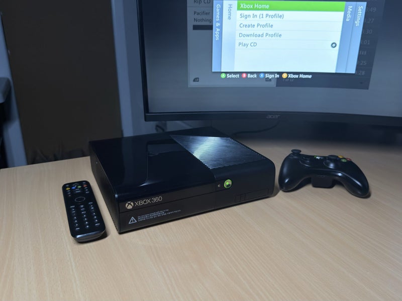 Xbox 360 E (500 GB) + 7 Games + Controllers Carousel 5