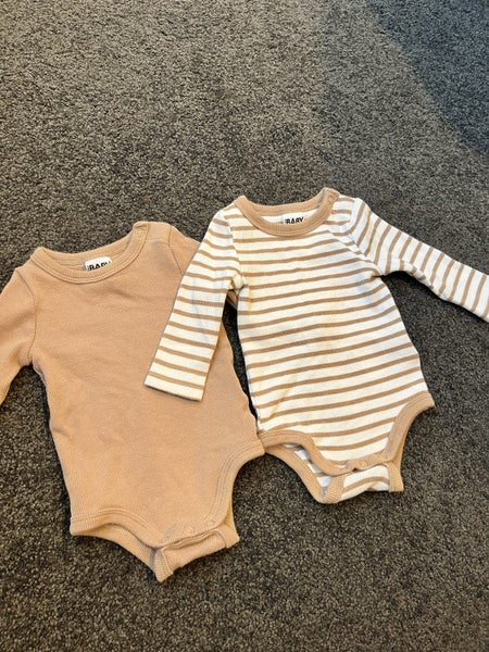 Cotton on baby bodysuits (0-3 months) Carousel 1