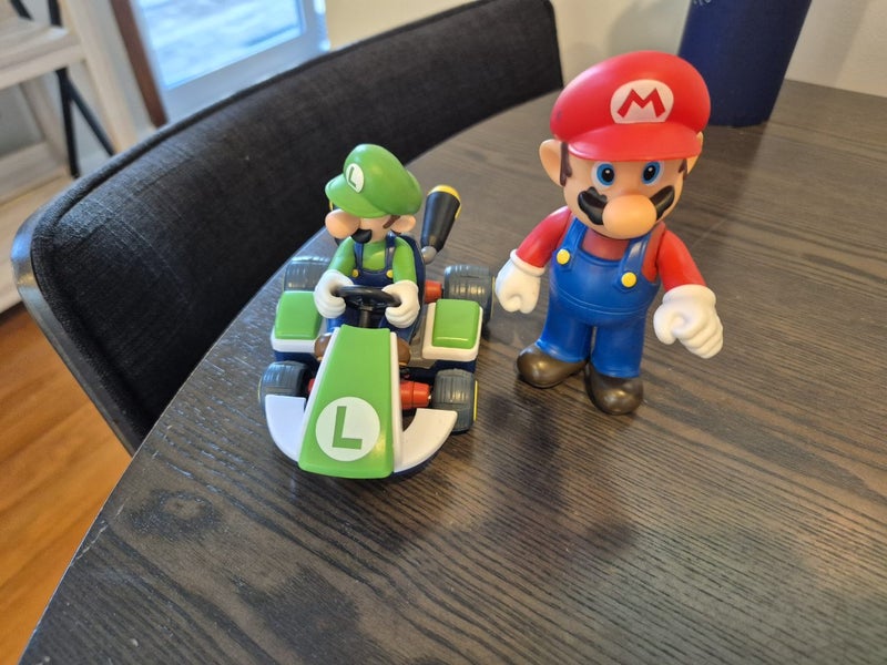 Mario & Luigi figures Carousel 1