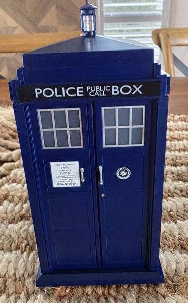 Doctor Who 50th Anniversary Commemorative Coin – TARDIS Sound Box Carousel 2
