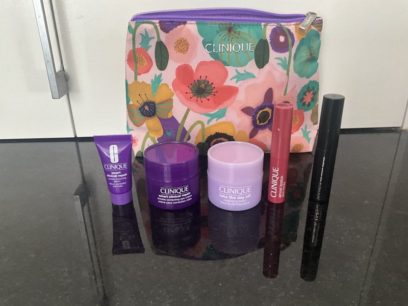 Clinique GWP set valued $244 FINAL LISTING Carousel 1