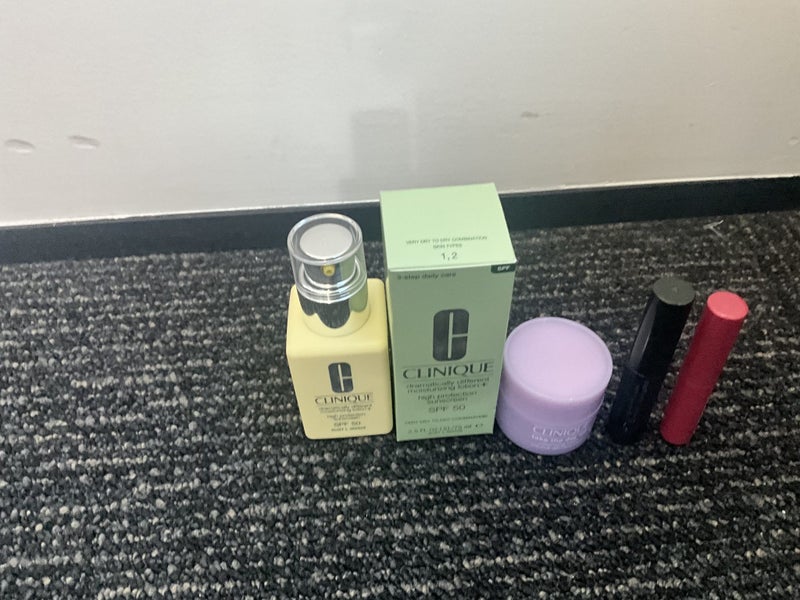 Clinique Dramatically Different Moisturising lotion SPF50 set plus more NEW Carousel 1