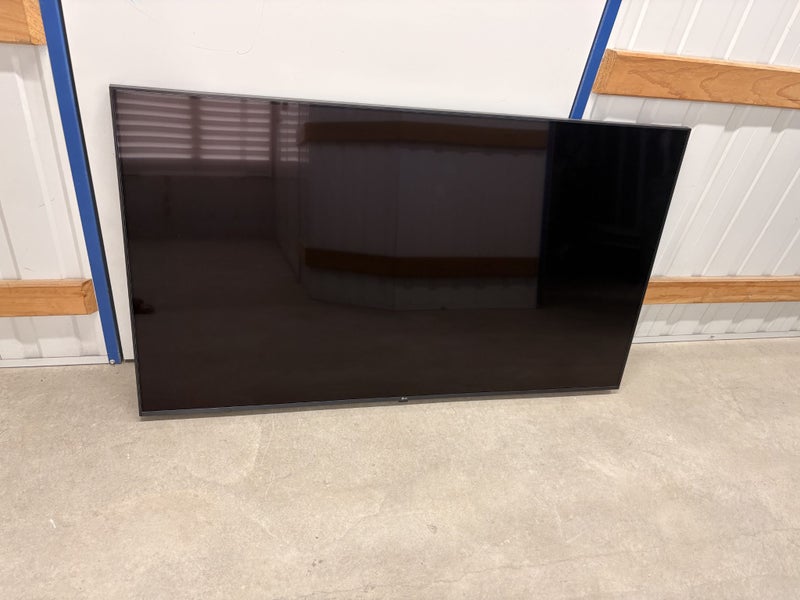 Office Setup Clearout – 8x LG 4K Monitors, Sit/Stand Desk, Couch, TV Carousel 1