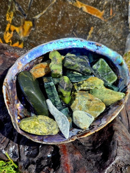 $1 RESERVE - NZ Pounamu / Greenstone Tumbled Carving Lot + Paua Shell (431g) Carousel 1