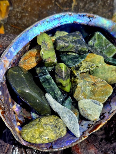 $1 RESERVE - NZ Pounamu / Greenstone Tumbled Carving Lot + Paua Shell (431g) Carousel 2