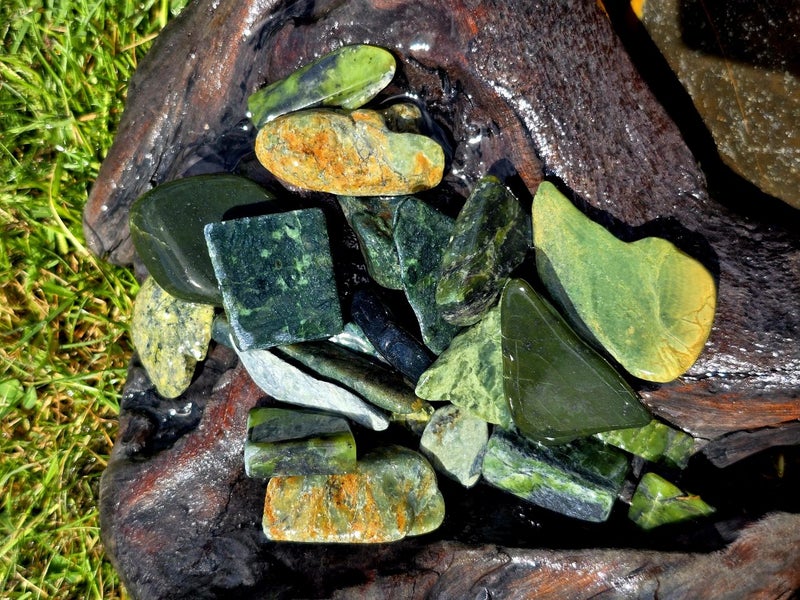 $1 RESERVE - NZ Pounamu / Greenstone Tumbled Carving Lot + Paua Shell (431g) Carousel 5